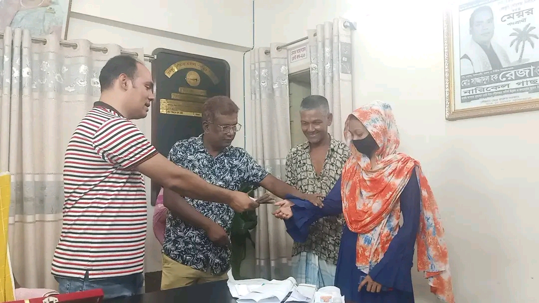 গর্ভকালীন ভাতার টাকা তুলে দিচ্ছেন মেয়র মহোদয়